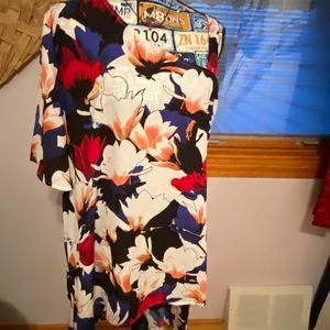 Top of the shoulder with wide sleeve and other strap with button